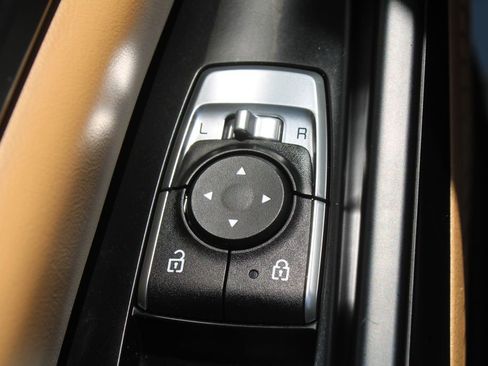 Used 2022 Kia Carnival LX FWD image 26