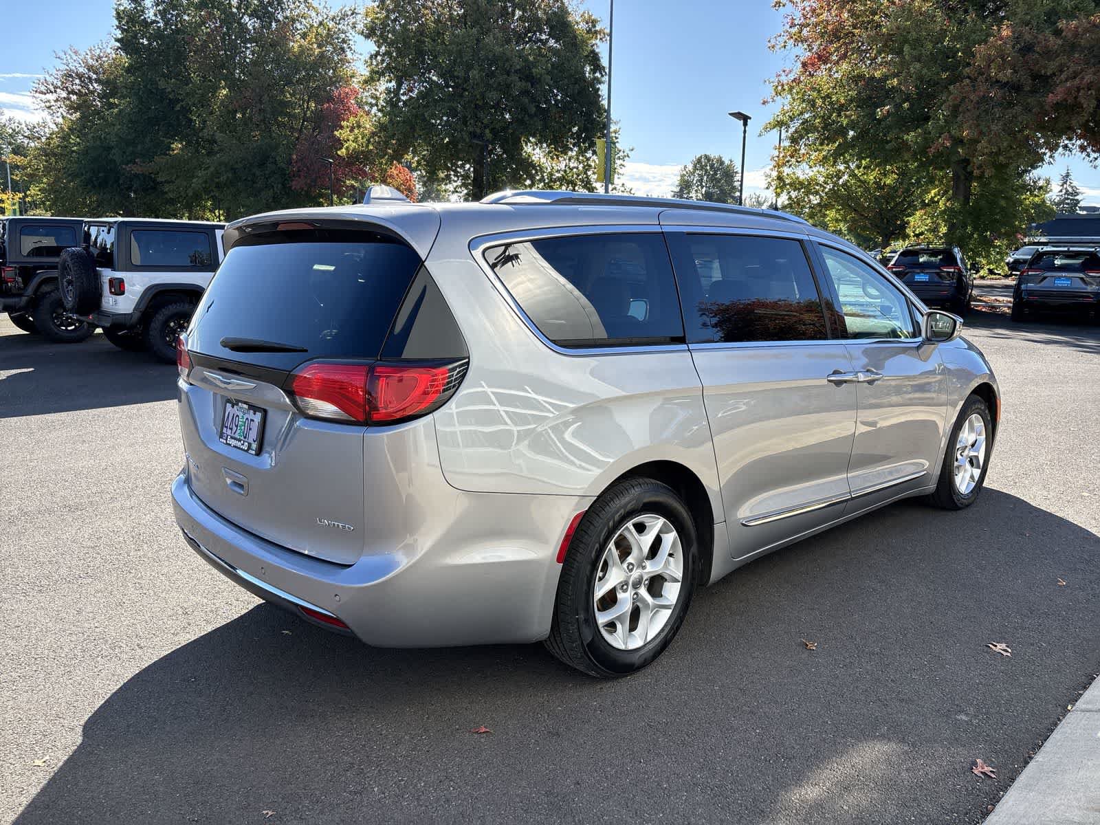 Used 2020 Chrysler Pacifica Limited FWD image 4