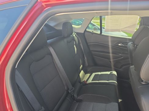 Used 2025 Chevrolet Trax LT w/ LT Convenience Package FWD image 12