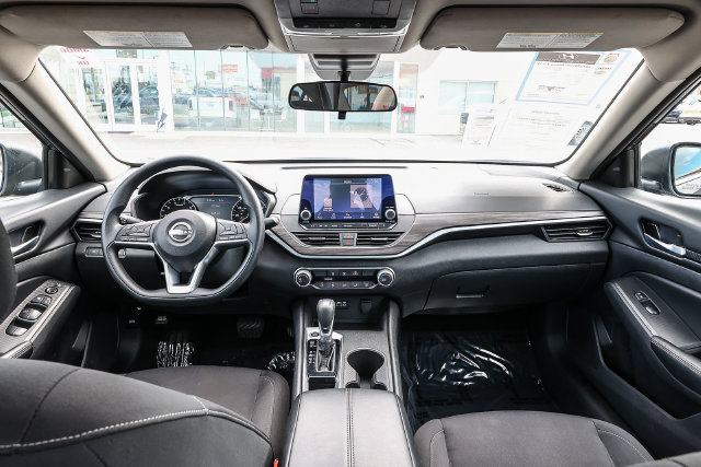 Used 2025 Nissan Altima 2.5 SV FWD image 14