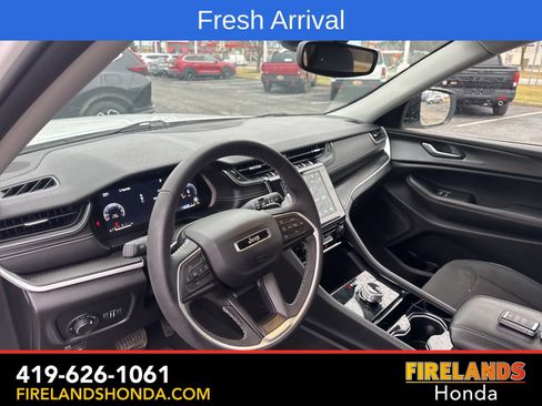 Used 2023 Jeep Grand Cherokee Laredo image 16