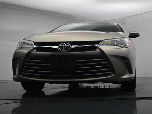 Used 2017 Toyota Camry XLE w/ Moonroof Package FWD image 19