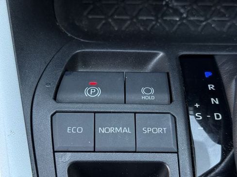 Used 2020 Toyota RAV4 XLE FWD image 21