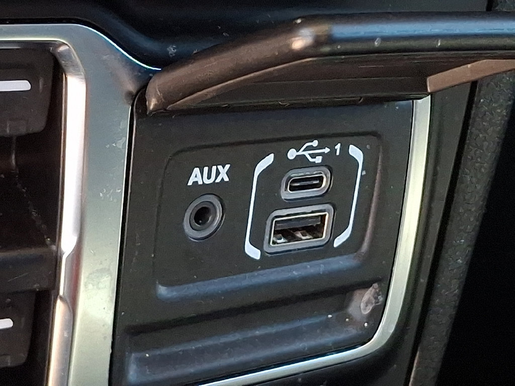 Used 2025 Jeep Wrangler Unlimited Sahara AWD/4WD image 23