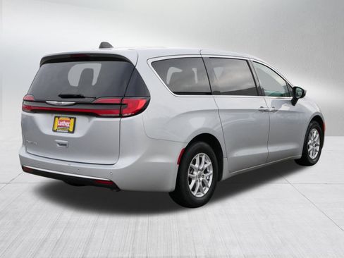 Used 2023 Chrysler Pacifica Touring-L image 7