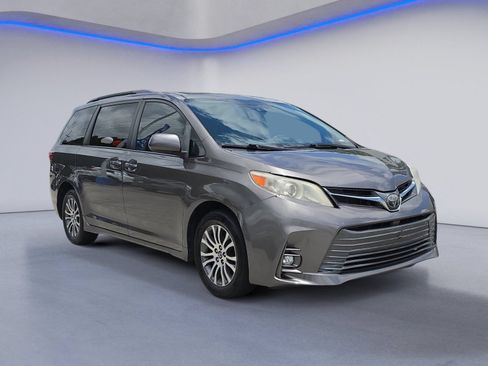 Used 2020 Toyota Sienna XLE Premium FWD image 7