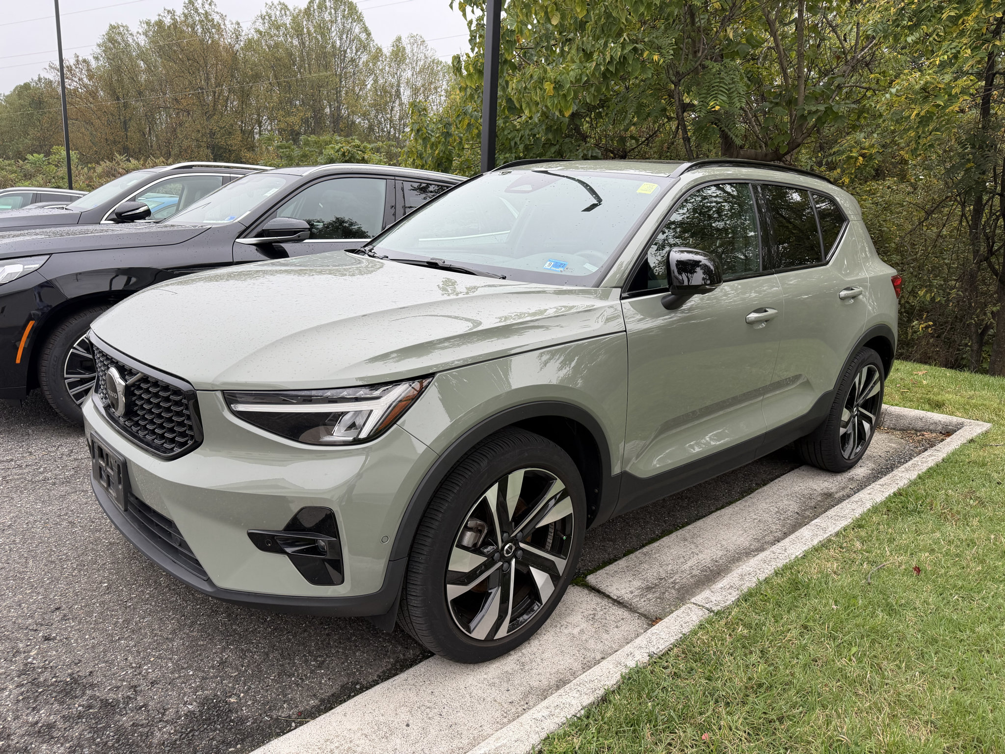 Used 2023 Volvo XC40 B5 Plus w/ Protection Package Premier AWD/4WD image 4