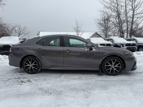 Used 2022 Toyota Camry SE image 11