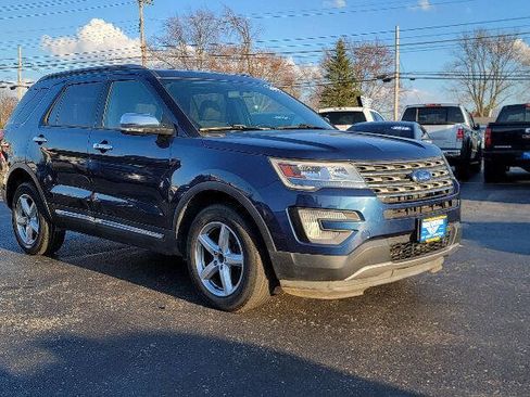 Used 2017 Ford Explorer XLT image 2