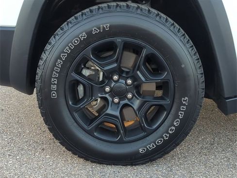 Used 2022 Jeep Cherokee Trailhawk w/ Premium Leather Package image 10