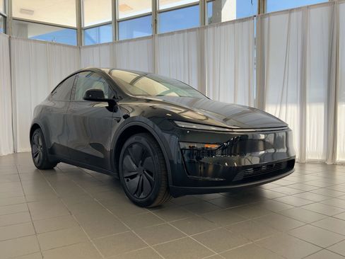 Used 2026 Tesla Model Y AWD image 7