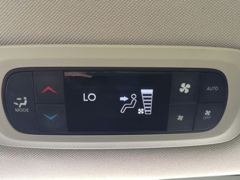 Used 2024 Chrysler Pacifica Limited FWD image 31