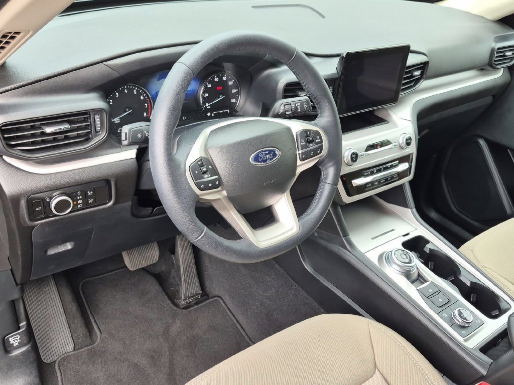 Used 2023 Ford Explorer XLT AWD/4WD image 12