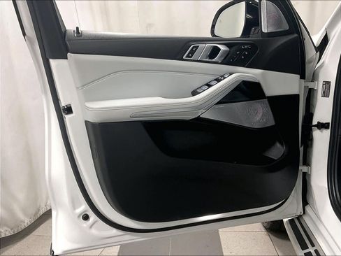 Used 2023 BMW X7 xDrive40i w/ Executive Package image 9