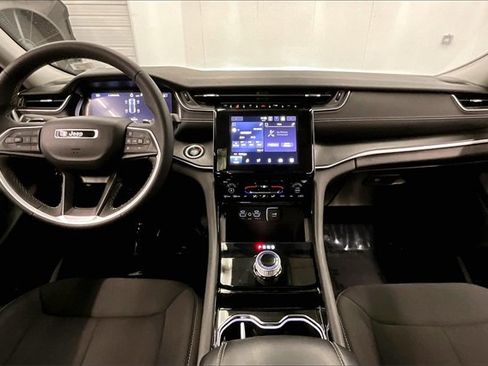Used 2023 Jeep Grand Cherokee Laredo image 14