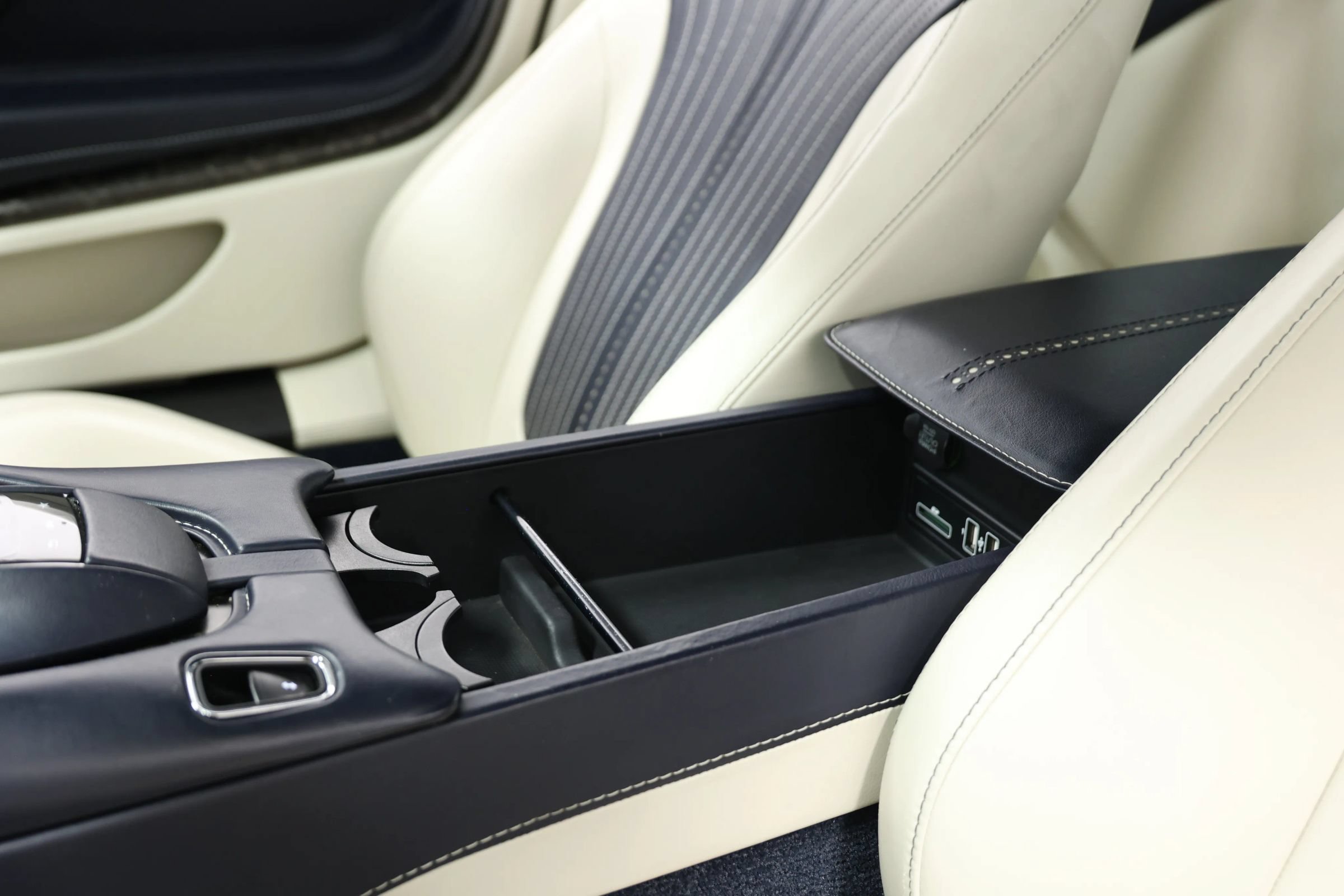 Used 2019 Aston Martin DB11 Coupe RWD image 26