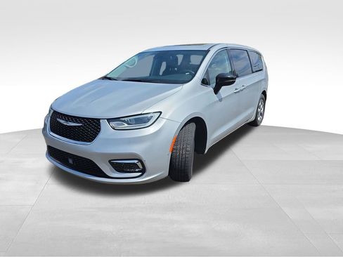 Used 2024 Chrysler Pacifica Limited image 4