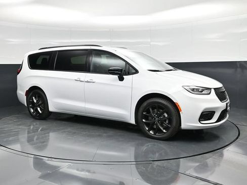 New 2026 Chrysler Pacifica Select w/ S Appearance Package AWD/4WD image 3