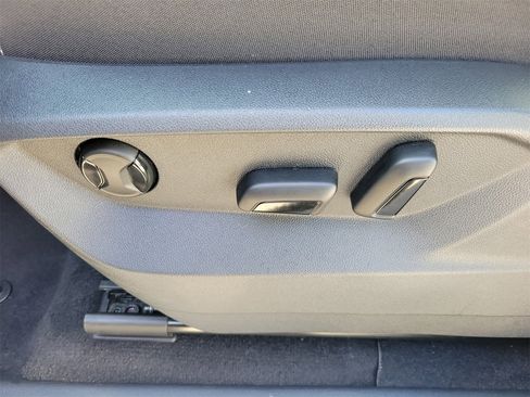 Used 2025 Volkswagen Atlas SE image 18