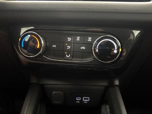 Used 2025 Chevrolet TrailBlazer LT AWD/4WD image 17