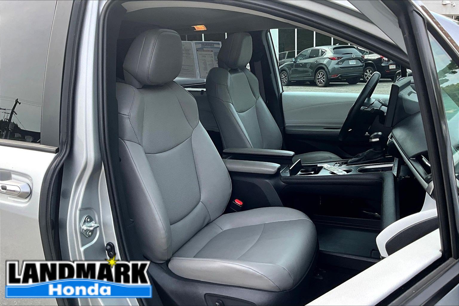 Used 2025 Toyota Sienna XLE FWD image 7