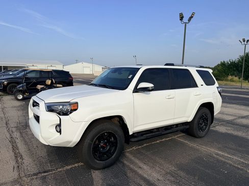 Used 2020 Toyota 4Runner SR5 Premium w/ Moonroof Package AWD/4WD image 2