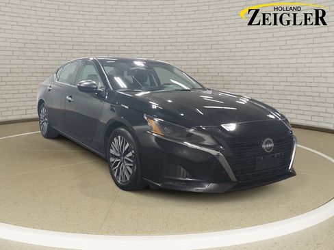 Certified 2025 Nissan Altima 2.5 SV FWD image 3