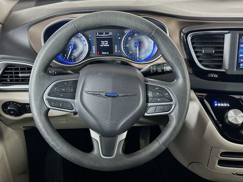 Used 2018 Chrysler Pacifica Touring Plus w/ Tire & Wheel Group FWD image 18