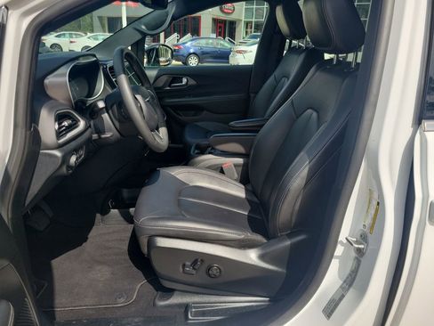 Used 2025 Chrysler Pacifica Select image 16