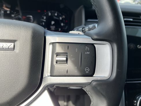 Used 2025 Land Rover Discovery S image 22