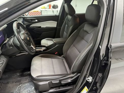 Certified 2025 Chevrolet Trax LT w/ LT Convenience Package FWD image 19
