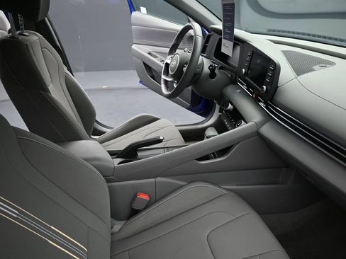Certified 2025 Hyundai Elantra Sport image 40