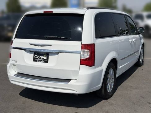 Used 2014 Chrysler Town & Country Touring FWD image 14