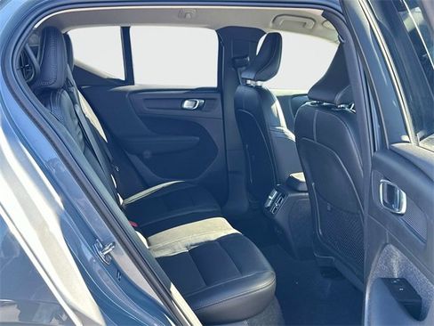 Used 2021 Volvo XC40 T4 Momentum w/ Premium Package image 19