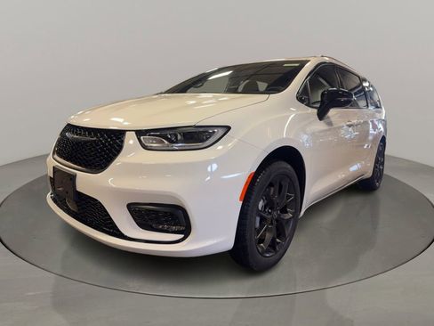 New 2026 Chrysler Pacifica Select w/ S Appearance Package AWD/4WD image 3