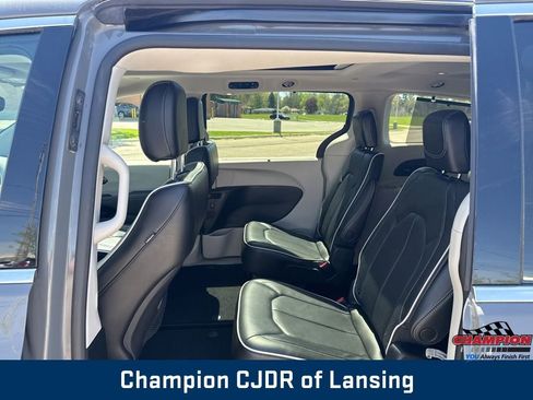 Used 2023 Chrysler Pacifica Limited FWD image 36