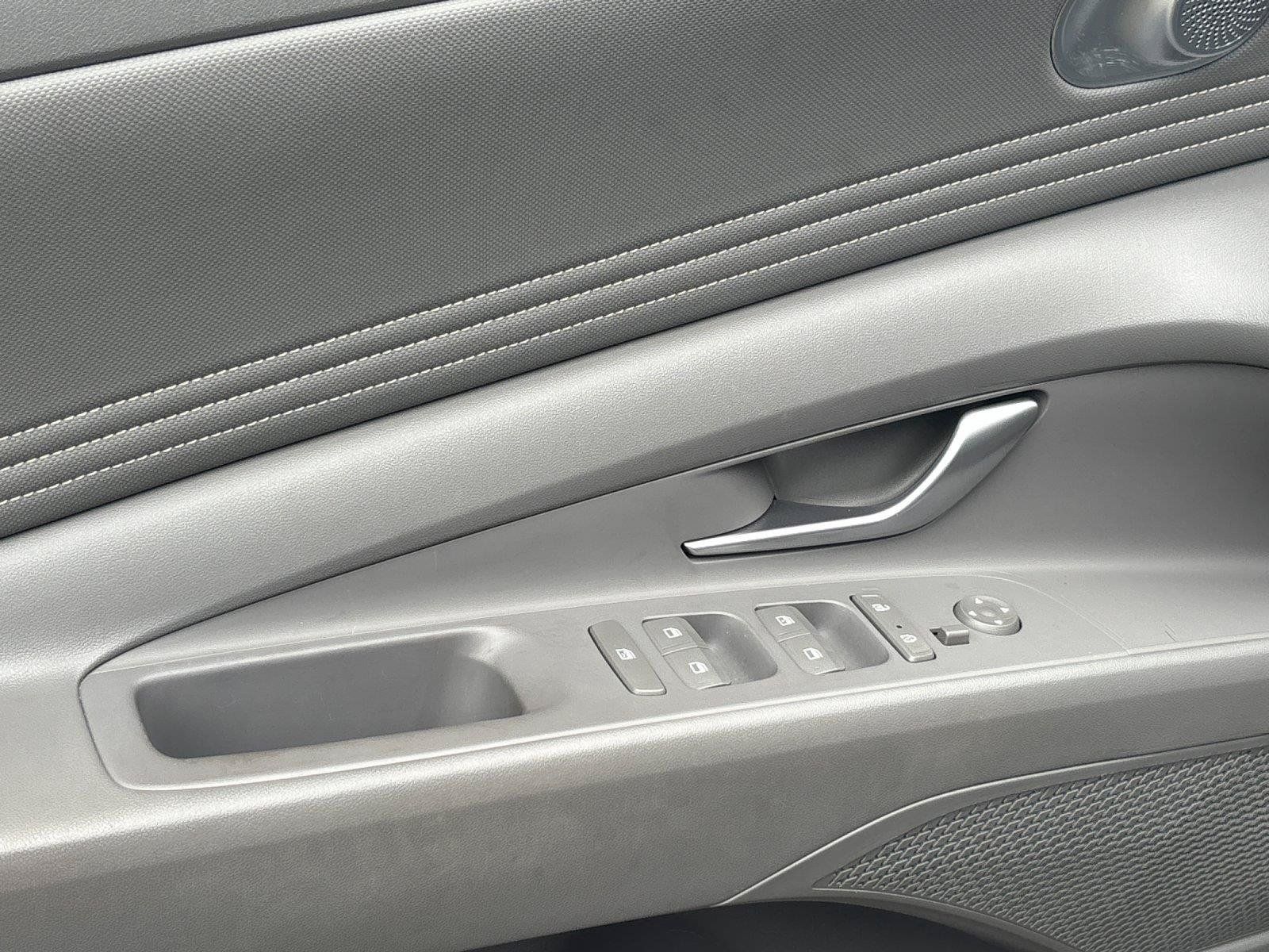 Used 2022 Hyundai Elantra SEL w/ Convenience + Premium Package FWD image 14