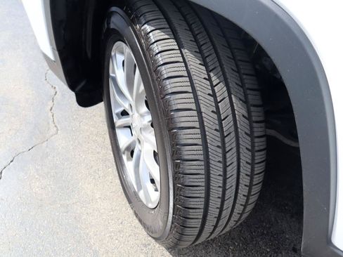 Used 2019 Jeep Cherokee Latitude Plus w/ Cold Weather Group FWD image 20