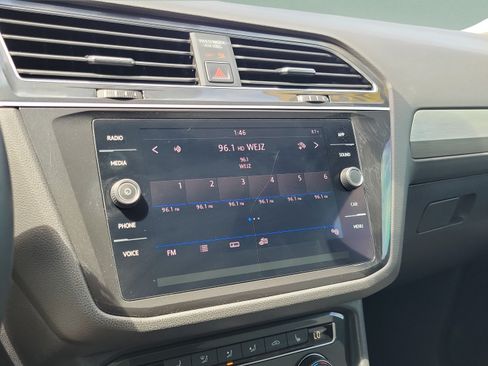 Used 2018 Volkswagen Tiguan SE w/ Panoramic Sunroof Package FWD image 26