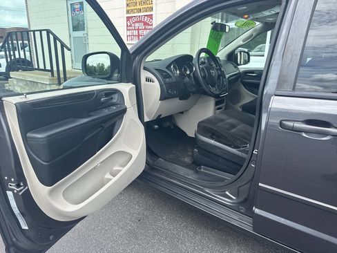 Used 2017 Dodge Grand Caravan SE image 12