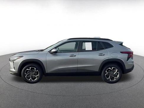 Used 2025 Chevrolet Trax LT FWD image 9
