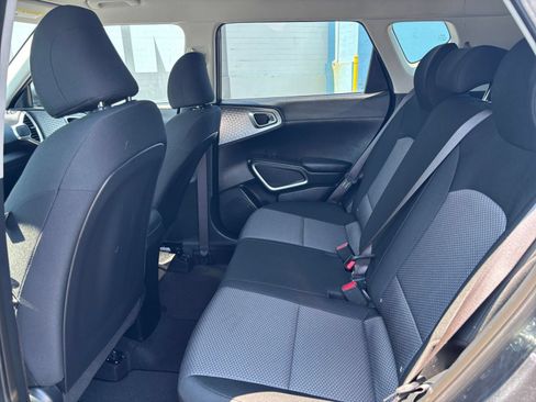 Used 2025 Kia Soul LX w/ LX Technology Package FWD image 21