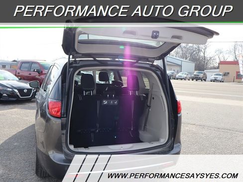 Used 2019 Chrysler Pacifica Touring-L image 10