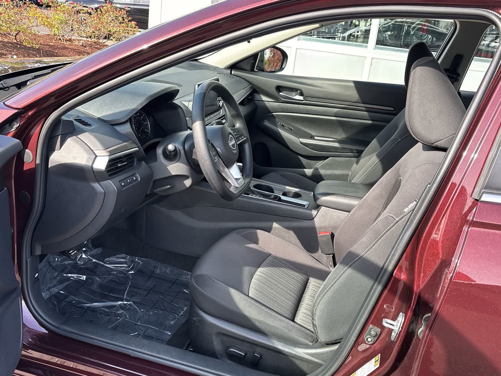 Used 2025 Nissan Altima 2.5 SV FWD image 12