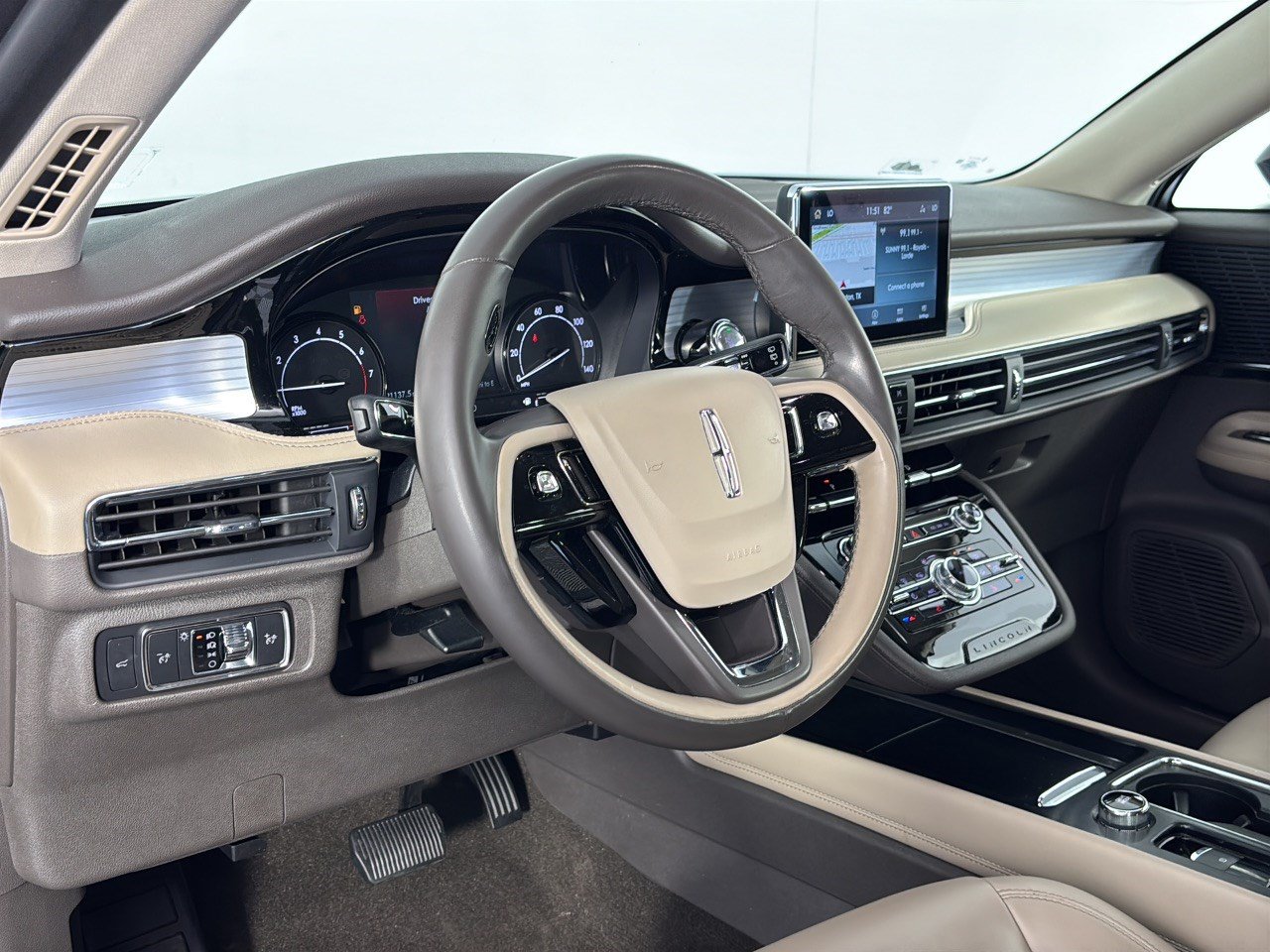 Used 2021 Lincoln Corsair FWD w/ Convenience Package image 4