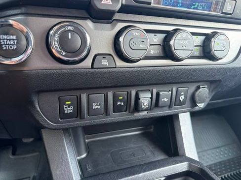 Used 2022 Toyota Tacoma TRD Sport w/ TRD Premium Sport Package AWD/4WD image 34
