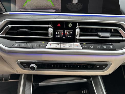 Used 2022 BMW X7 xDrive40i w/ M Sport Package AWD/4WD image 34
