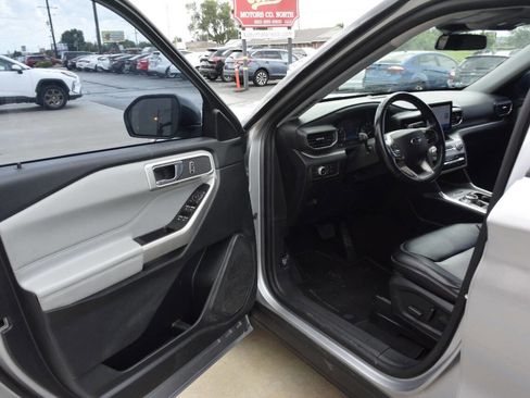 Used 2022 Ford Explorer XLT w/ Equipment Group 202A image 12