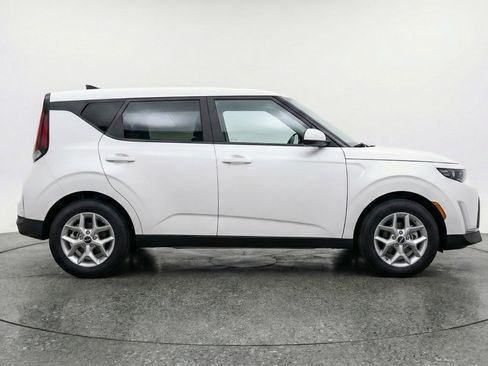 Used 2025 Kia Soul LX w/ LX Technology Package FWD image 11