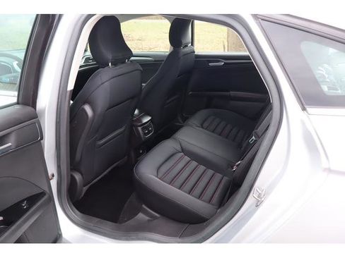 Used 2016 Ford Fusion SE image 9